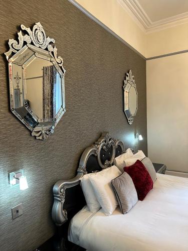 Large Executive Room image 10