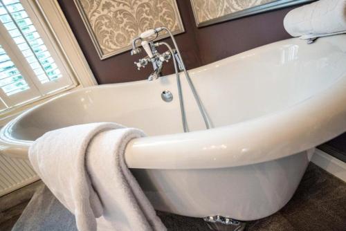 Bathroom, Derby Manor in Boscombe