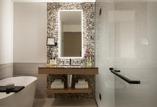 InterContinental Seattle Bellevue, by IHG Room Type - Premium Corner Queen Room