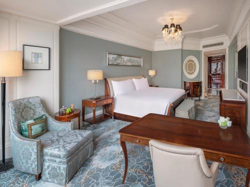 Deluxe King Room image 4