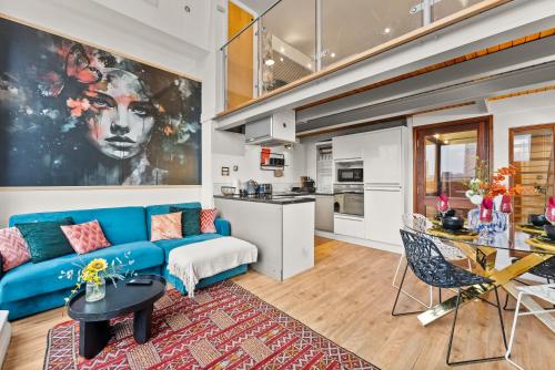City Centre Duplex with Balcony - Sleeps 8