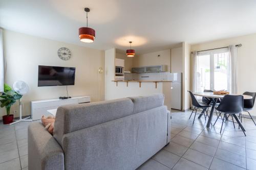 кухня, Fééria - Appartement au calme proche de Disneyland Paris (Feeria - Appartement au calme proche de Disneyland Paris) in Шессі