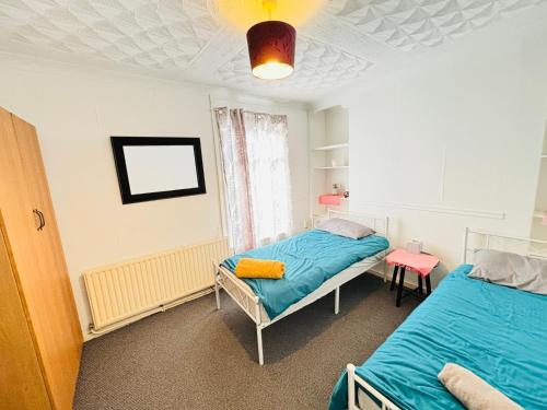 Entire 3 Bedroom House- FREE PARKING, Liverpool (photo 10)