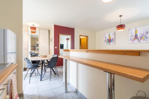 кухня, Fééria - Appartement au calme proche de Disneyland Paris (Feeria - Appartement au calme proche de Disneyland Paris) in Шессі