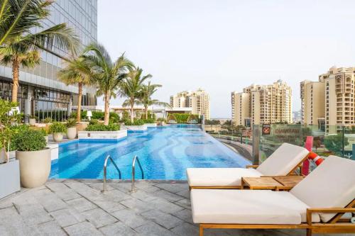 Escape24 Stunning 1BR Panoramic Sea View Palm Tower Palm Jumeirah Dubai, Dubai (photo 6)