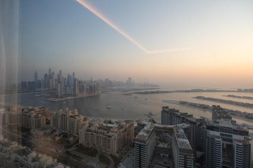 Escape24 Stunning 1BR Panoramic Sea View Palm Tower Palm Jumeirah Dubai, Dubai (photo 10)