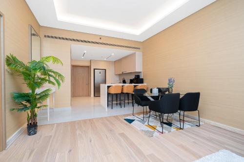 Escape24 Stunning 1BR Panoramic Sea View Palm Tower Palm Jumeirah Dubai, Dubai (photo 5)