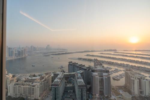 Escape24 Stunning 1BR Panoramic Sea View Palm Tower Palm Jumeirah Dubai, Dubai (photo 4)
