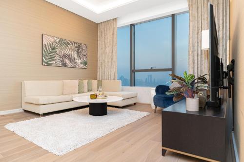 Escape24 Stunning 1BR Panoramic Sea View Palm Tower Palm Jumeirah Dubai, Dubai (photo 8)