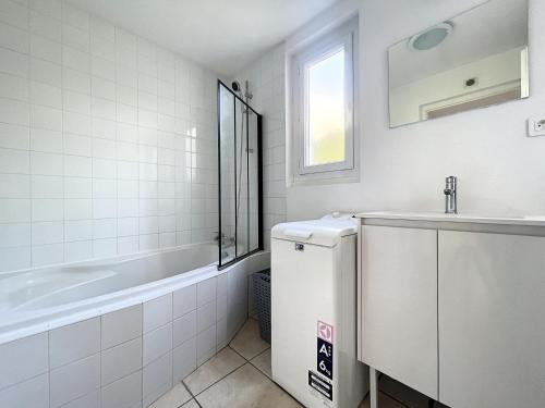 Vannas istaba, Le Havre des Ecoles - 2chambres-Rez de jardin et Parking-BBQ in Saint-Rambert-d'Albon (Rhone-Alpes)