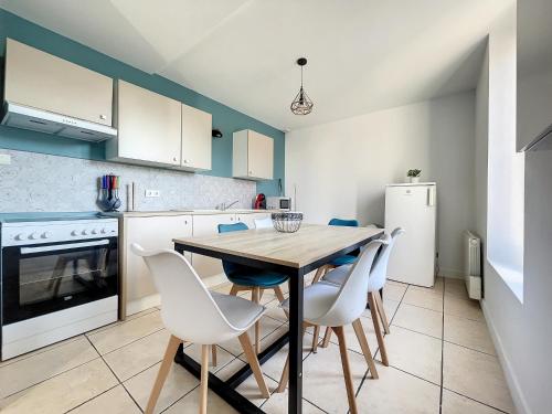 virtuve, Le Havre des Ecoles - 2chambres-Rez de jardin et Parking-BBQ in Saint-Rambert-d'Albon (Rhone-Alpes)