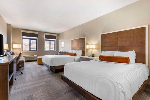 2 queen beds, 1 sofa bed