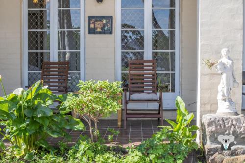 KozyGuru Thornleigh Charming Two-Bed Townhouse