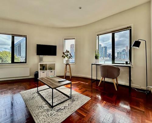 صالة مشتركة/ منطقة التلفزيون, Superb City Views - Apartment, work or just relax! in South Melbourne
