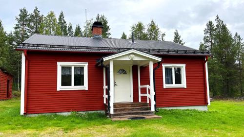 . Stuga, lantligt lugnt läge med gott om parkering