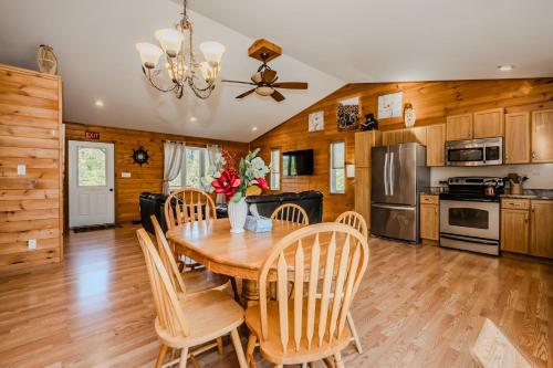 Létesítmények, Black Bear - Cozy 4-Season Cottage w Hot Tub in Miller Lake (ON)