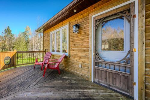 Bejárat, Black Bear - Cozy 4-Season Cottage w Hot Tub in Miller Lake (ON)
