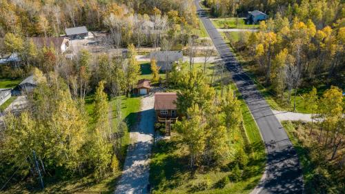 A szálláshely kívülről, Black Bear - Cozy 4-Season Cottage w Hot Tub in Miller Lake (ON)
