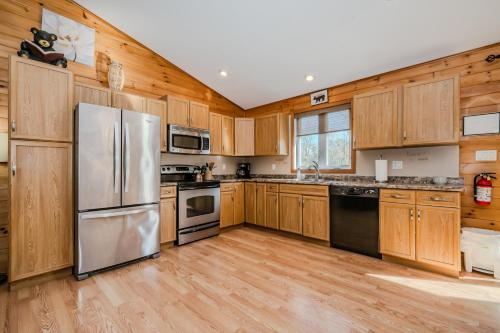 Black Bear - Cozy 4-Season Cottage w Hot Tub in Miller Lake (ON)