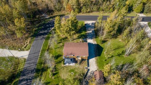 A szálláshely kívülről, Black Bear - Cozy 4-Season Cottage w Hot Tub in Miller Lake (ON)