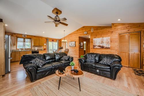 Black Bear - Cozy 4-Season Cottage w Hot Tub in Miller Lake (ON)