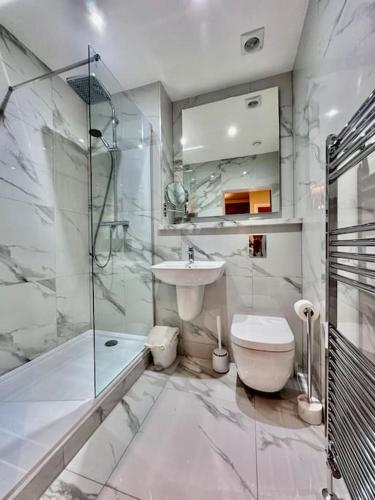 Spectacular 2 bed, 2 bath in Edinburgh City Centre - Tap to explore photos