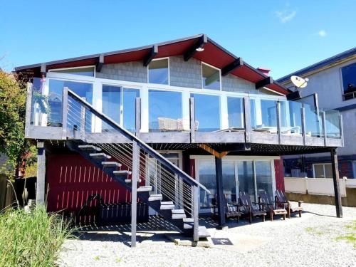 The Coastal Cottage - Direct Beach Access in Point Roberts