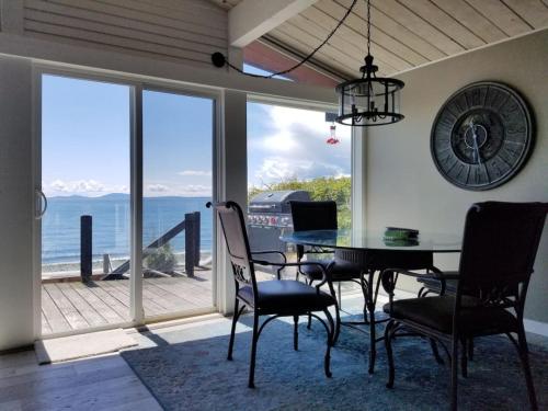 The Coastal Cottage - Direct Beach Access in Point Roberts