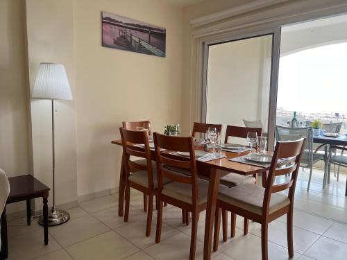 Lighthouse Beach - 3BR Seafront Apt 50m to Beach with Sea Views - Sleeps 6, Paphos (foto 6)