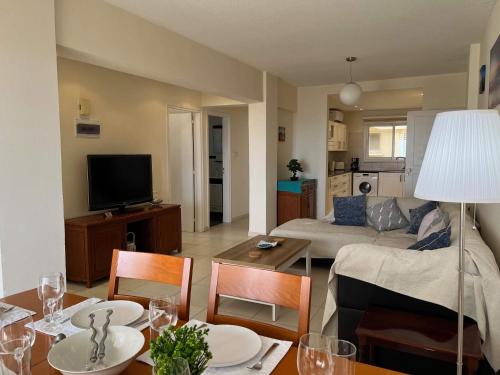 Lighthouse Beach - 3BR Seafront Apt 50m to Beach with Sea Views - Sleeps 6, Paphos (foto 7)
