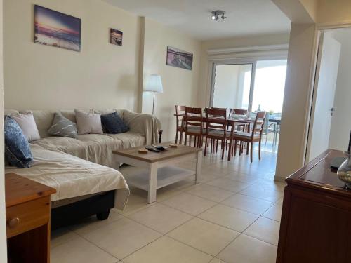 Lighthouse Beach - 3BR Seafront Apt 50m to Beach with Sea Views - Sleeps 6, Paphos (foto 9)