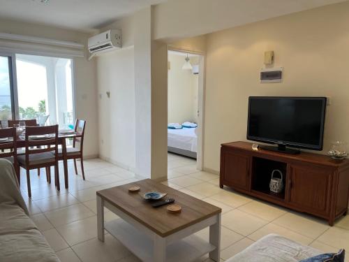 Lighthouse Beach - 3BR Seafront Apt 50m to Beach with Sea Views - Sleeps 6, Paphos (foto 10)