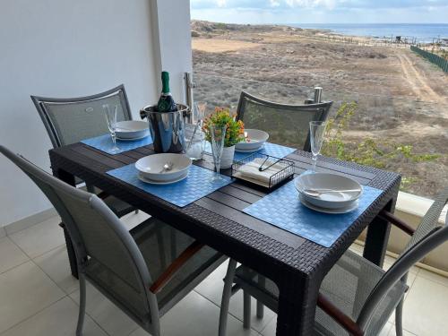 Lighthouse Beach - 3BR Seafront Apt 50m to Beach with Sea Views - Sleeps 6, Paphos (foto 3)