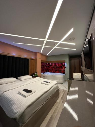 Double Room with Spa Bath image 6