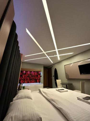 Double Room with Spa Bath image 4