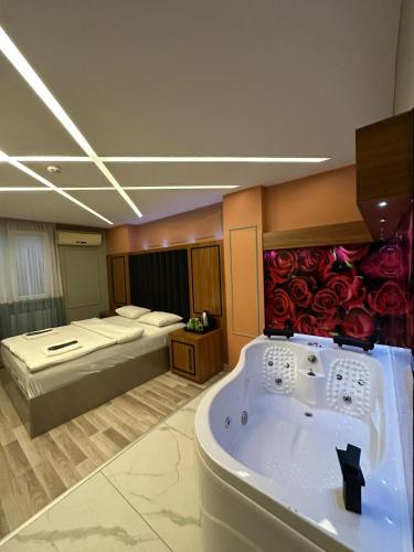Double Room with Spa Bath image 8