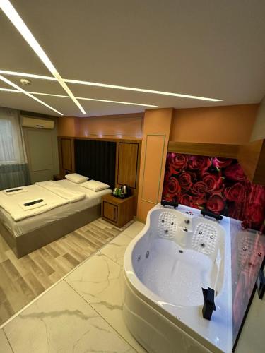 Double Room with Spa Bath image 5
