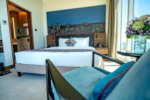 Deluxe King Room with City View image 8