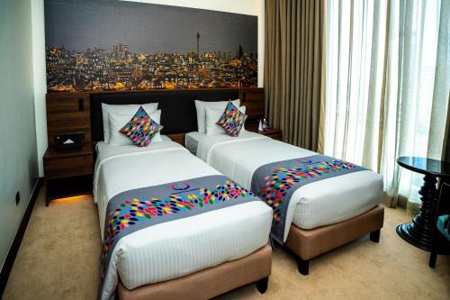 Deluxe Twin Room with City View image 10