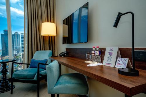 Deluxe King Room with City View image 3