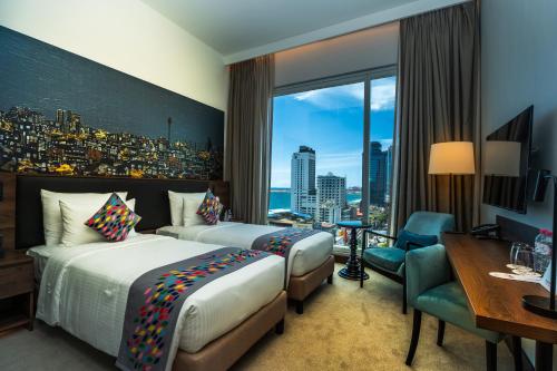 Deluxe Twin Room with City View image 4
