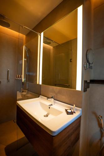 Deluxe King Room with Sea View image 8