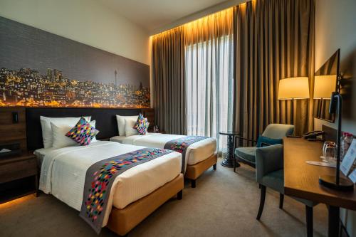 Deluxe Twin Room with City View image 9