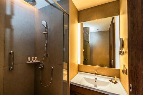 Deluxe King Room with Sea View image 5