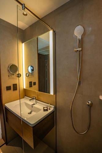 Deluxe King Room with Sea View image 7