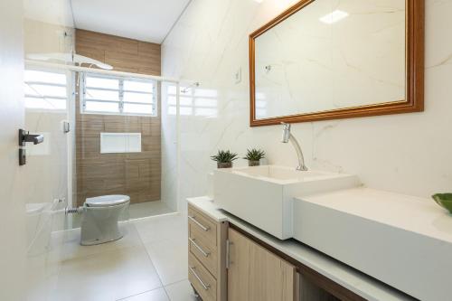 Apto completo a 120m da PRAIA, TRÊS QUARTOS, sala de estar, COZINHA COMPLETA, SACADA com VISTA MAR , Wi-Fi, ARES CONDICIONADOS, vaga privativa de garagem Reserve agora mesmo!