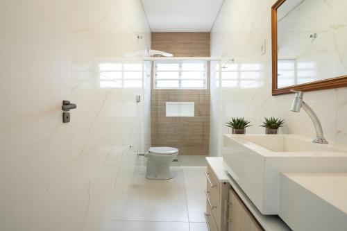 Apto completo a 120m da PRAIA, TRÊS QUARTOS, sala de estar, COZINHA COMPLETA, SACADA com VISTA MAR , Wi-Fi, ARES CONDICIONADOS, vaga privativa de garagem Reserve agora mesmo!