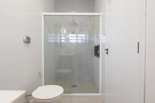 Apto completo a 120m da PRAIA, TRÊS QUARTOS, sala de estar, COZINHA COMPLETA, SACADA com VISTA MAR , Wi-Fi, ARES CONDICIONADOS, vaga privativa de garagem Reserve agora mesmo!