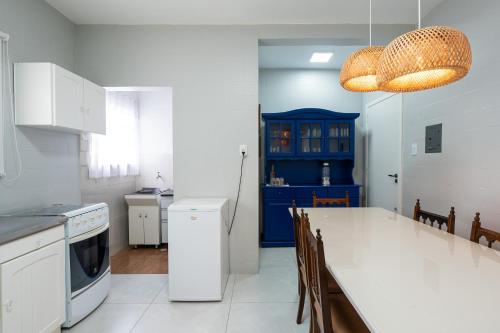 Apto completo a 120m da PRAIA, TRÊS QUARTOS, sala de estar, COZINHA COMPLETA, SACADA com VISTA MAR , Wi-Fi, ARES CONDICIONADOS, vaga privativa de garagem Reserve agora mesmo!