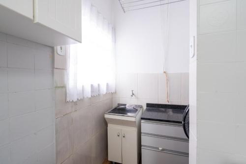 Apto completo a 120m da PRAIA, TRÊS QUARTOS, sala de estar, COZINHA COMPLETA, SACADA com VISTA MAR , Wi-Fi, ARES CONDICIONADOS, vaga privativa de garagem Reserve agora mesmo!